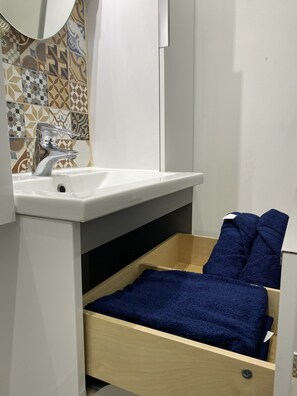 Suihku, pyyhkeet, saippua, vessapaperi