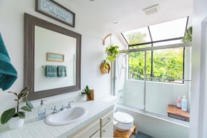 Combined shower/bathtub, hair dryer, bidet, towels