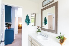 Duschwanne, Haartrockner, Bidet, Handtücher