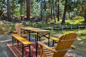 Outdoor dining - Bend Bunkhous (Bend)