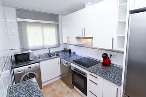 Kühlschrank, Mikrowelle, Ofen, Geschirrspüler