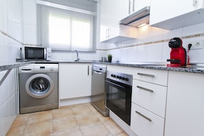 Kühlschrank, Mikrowelle, Ofen, Geschirrspüler