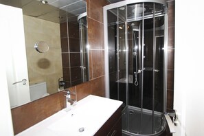 Douche, serviettes fournies