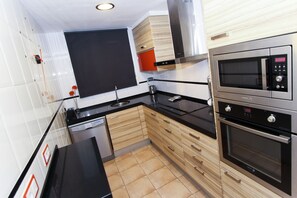 Kühlschrank, Mikrowelle, Ofen, Geschirrspüler