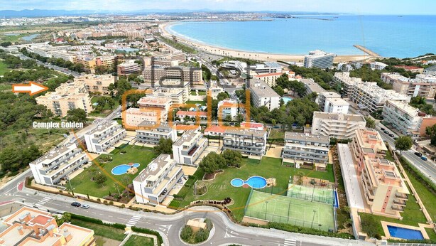 Vista aérea de una zona residencial con un complejo llamado 'Complex Golden', que cuenta con edificios modernos, espacios verdes y una playa al fondo.