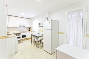 Frigorífico, microondas, horno y lavavajillas