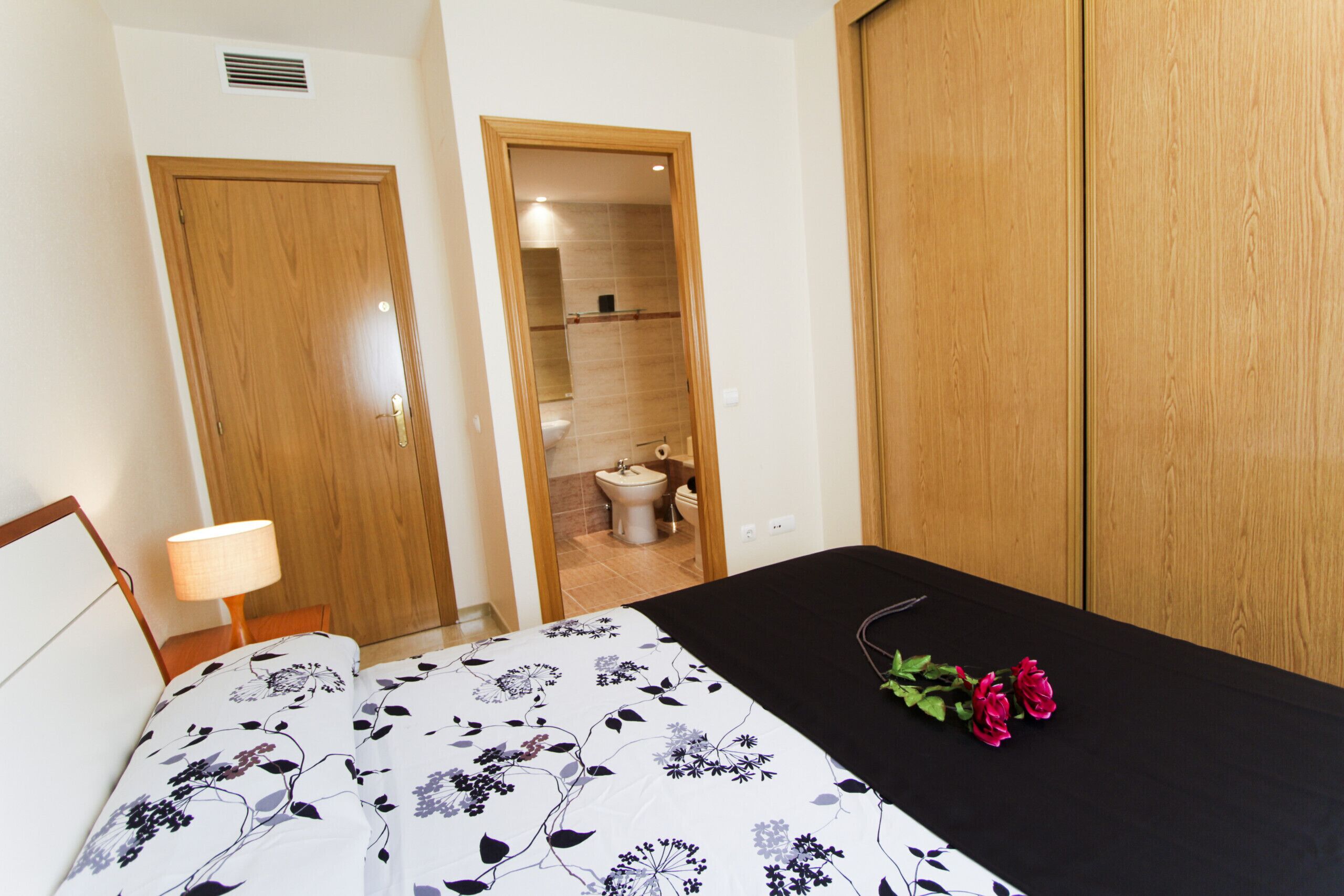 4 habitaciones, tabla de planchar con plancha y wifi gratis 