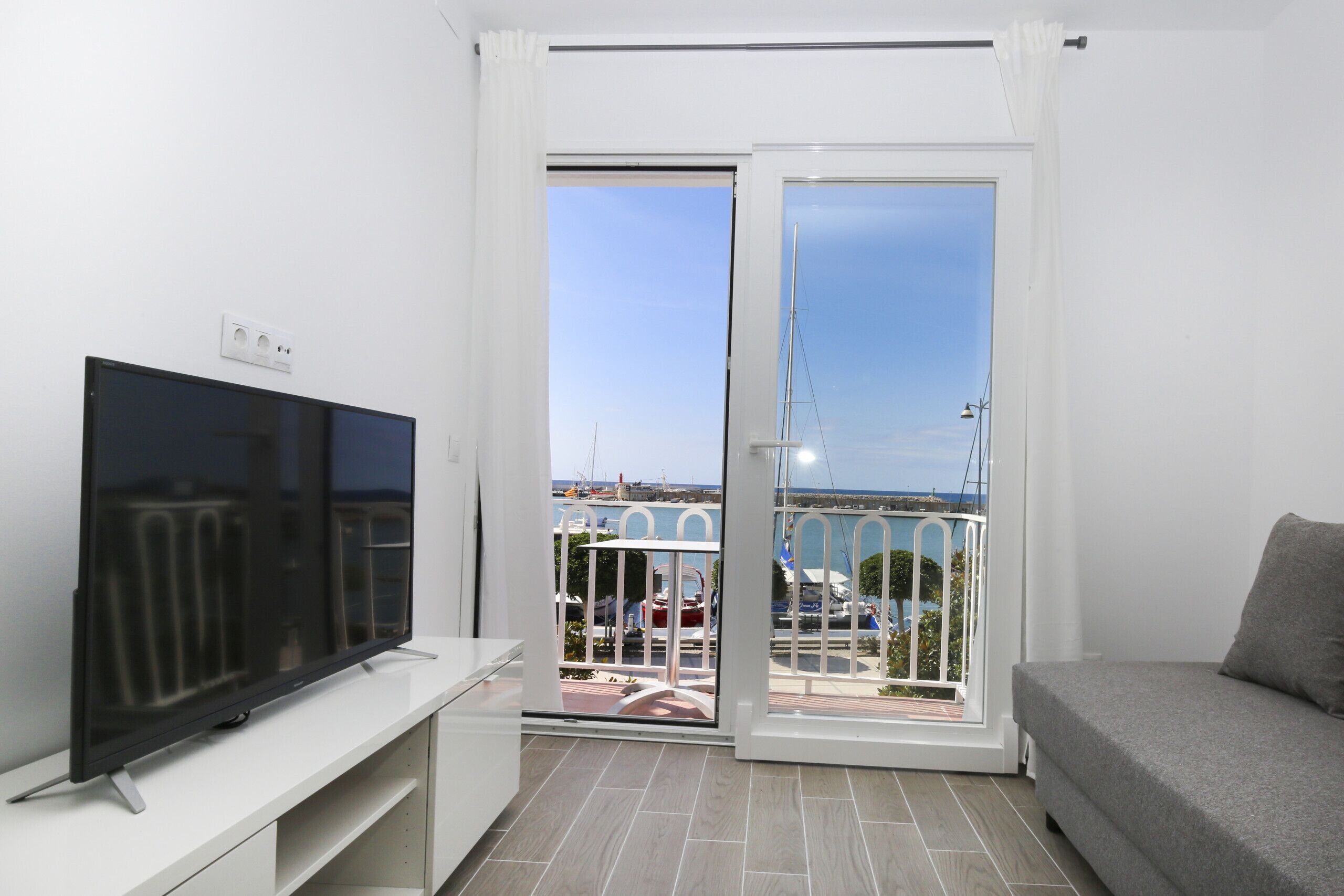 Agulla. Apartment facing the port of Cambrils. Beach at 100 m.