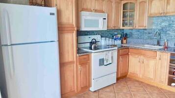 Een koelkast, een magnetron, een oven, een kookplaat