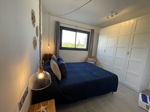 3 chambres, fer et planche à repasser, lit de bébé portatif