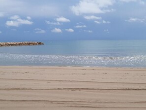 Nær stranden og strandhåndklær