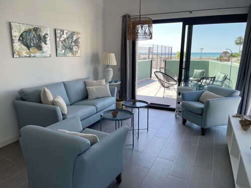 Frontline apartment with pool & parking and incredible views on quiet beach