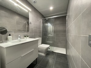 Shower, hair dryer, towels, soap - Frontline apartment with pool & parking and incredible views on quiet beach (Cubelles)