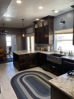 ثلاجة، ميكروويف، فرن، موقد طهي مسطح