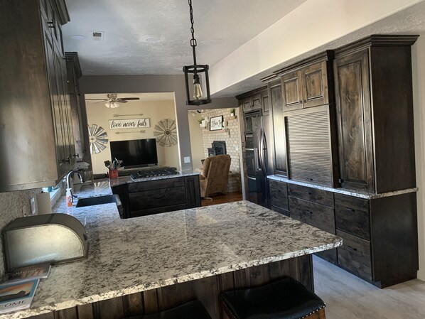 ثلاجة، ميكروويف، فرن، موقد طهي مسطح