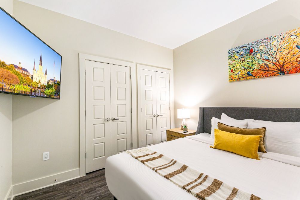 Spacious 4BR Luxury Condo Steps to French Quarter