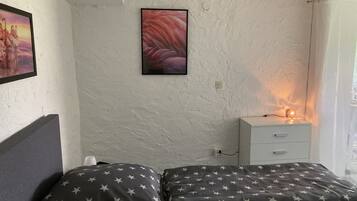 1 Schlafzimmer, Schreibtisch, WLAN, Bettwäsche