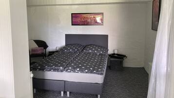 1 Schlafzimmer, Schreibtisch, WLAN, Bettwäsche