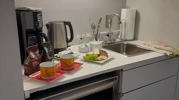 Køleskab, mikrobølgeovn, kaffe-/temaskine, brødrister