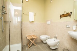 Badkar/dusch, hårtork, bidé och handdukar