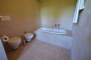 Badkar/dusch, hårtork, bidé och handdukar