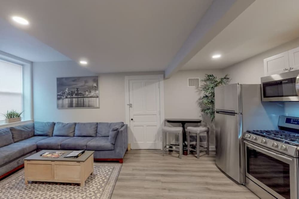 ⭐️ Central City Retreat | 👑Queen Bed, Private Patio