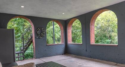 ⭐️ Central City Retreat | 👑Queen Bed, Private Patio