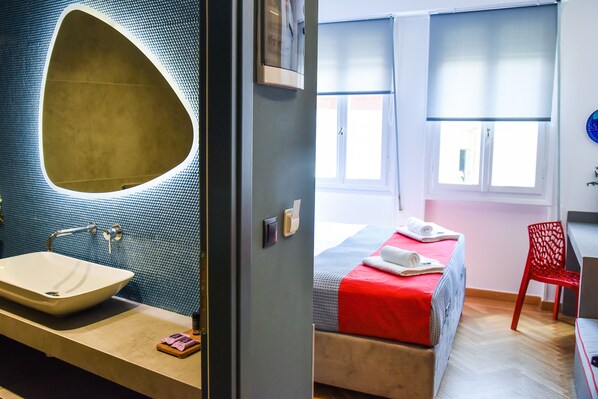 Design Studio | Blackout drapes, soundproofing, iron/ironing board, free WiFi - CeNtRaL44 LoL CaSuAL SuItE Ermou str. (Athens)