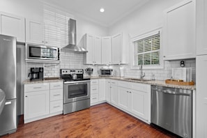 Coffee/tea maker, fridge, microwave, oven - Prime Location, Sleeps 10, 7 Beds,  Cozy Front Porch and patio with Hot Tub (Nashville)