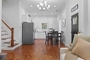 Smart TV - Prime Location, Sleeps 10, 7 Beds, Cozy Front Porch and patio with Hot Tub (Nashville)