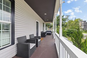 Terrace/patio - Prime Location, Sleeps 10, 7 Beds,  Cozy Front Porch and patio with Hot Tub (Nashville)