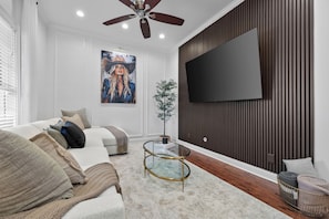 Smart TV - Prime Location, Sleeps 10, 7 Beds,  Cozy Front Porch and patio with Hot Tub (Nashville)