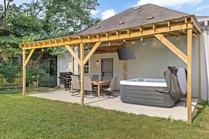Outdoor dining - Prime Location, Sleeps 10, 7 Beds, Cozy Front Porch and patio with Hot Tub (Nashville)