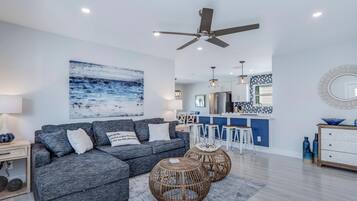 House, 4 Bedrooms | Living room | TV