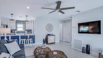 House, 4 Bedrooms | Living room | TV