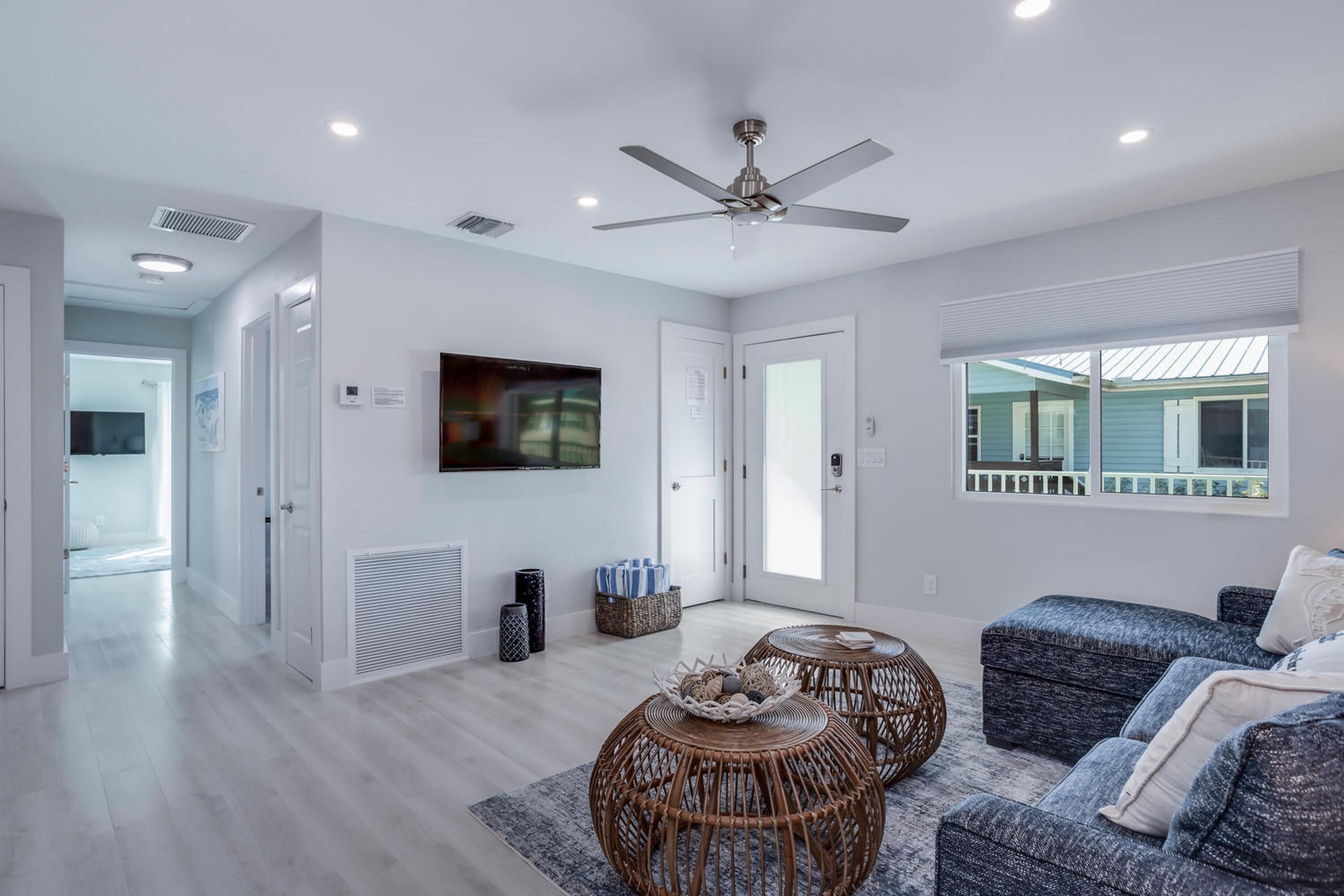 House, 4 Bedrooms | Living room | TV