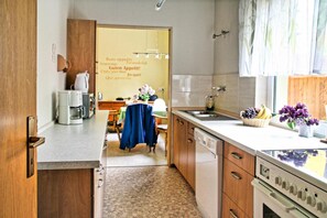 Kühlschrank, Mikrowelle, Herdplatte, Geschirrspüler