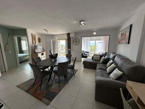 TV - Beautiful modern flat with sea views in Roses AV-61 (Rosas / Roses)