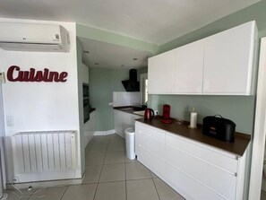 Een koelkast, een microgolfoven, een oven, een vaatwasser