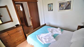 2 bedrooms, premium bedding, iron/ironing board, free WiFi