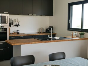 Kjøleskap, mikrobølgeovn, ovn og kokeplater