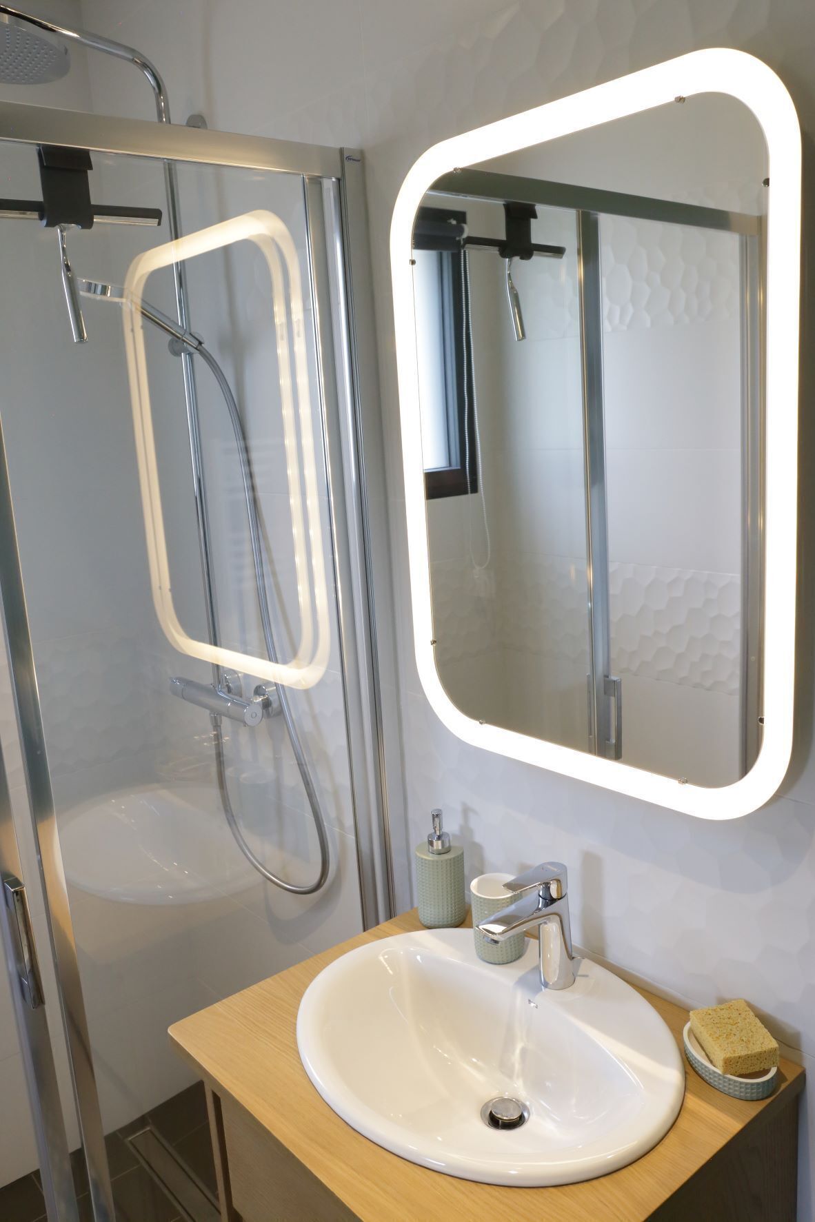 Regadera, secadora de cabello, toallas, papel de baño 