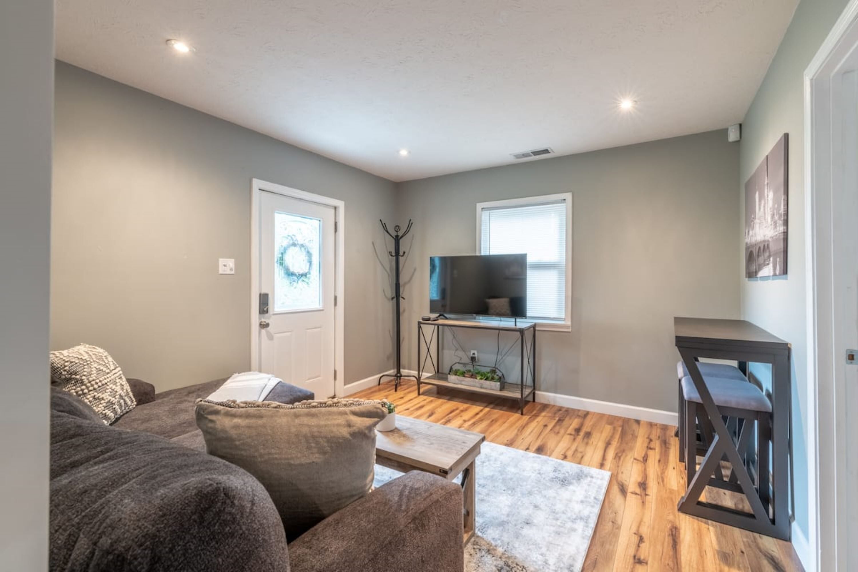 ❤️Charming Urban Oasis | Backyard with a Fire Pit 🔥