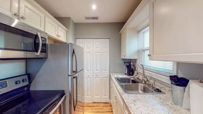 ثلاجة، ميكروويف، فرن، مائدة طعام