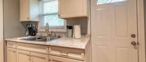 Réfrigérateur, four à micro-ondes, un four, table de salle à manger