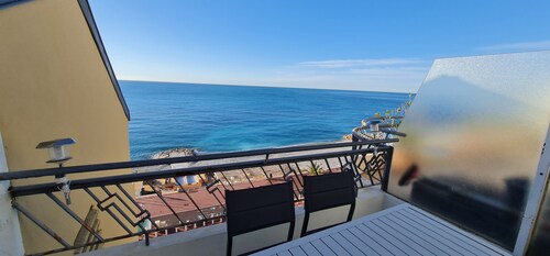 Appartement climatisé de standing 4 personnes, face à la mer devant la plage