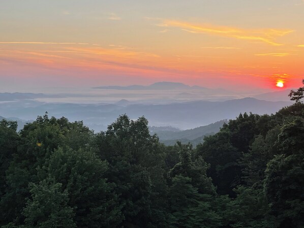 Paisagem montanhosa com pôr do sol.