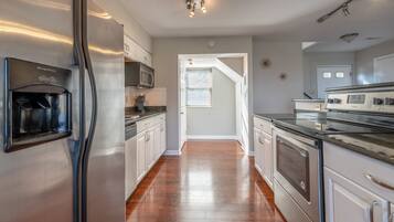 Réfrigérateur, micro-ondes, plaque de cuisson, lave-vaisselle