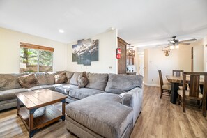 Una Smart TV, una chimenea