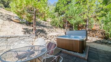 Banyera d'hidromassatge a l'aire lliure